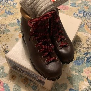 Vintage Vasque Hiking Boots SZ 6.5 EUC